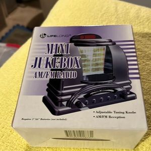 Brand new by LifeLong Mini jukebox AM/FM radio takes AA battery